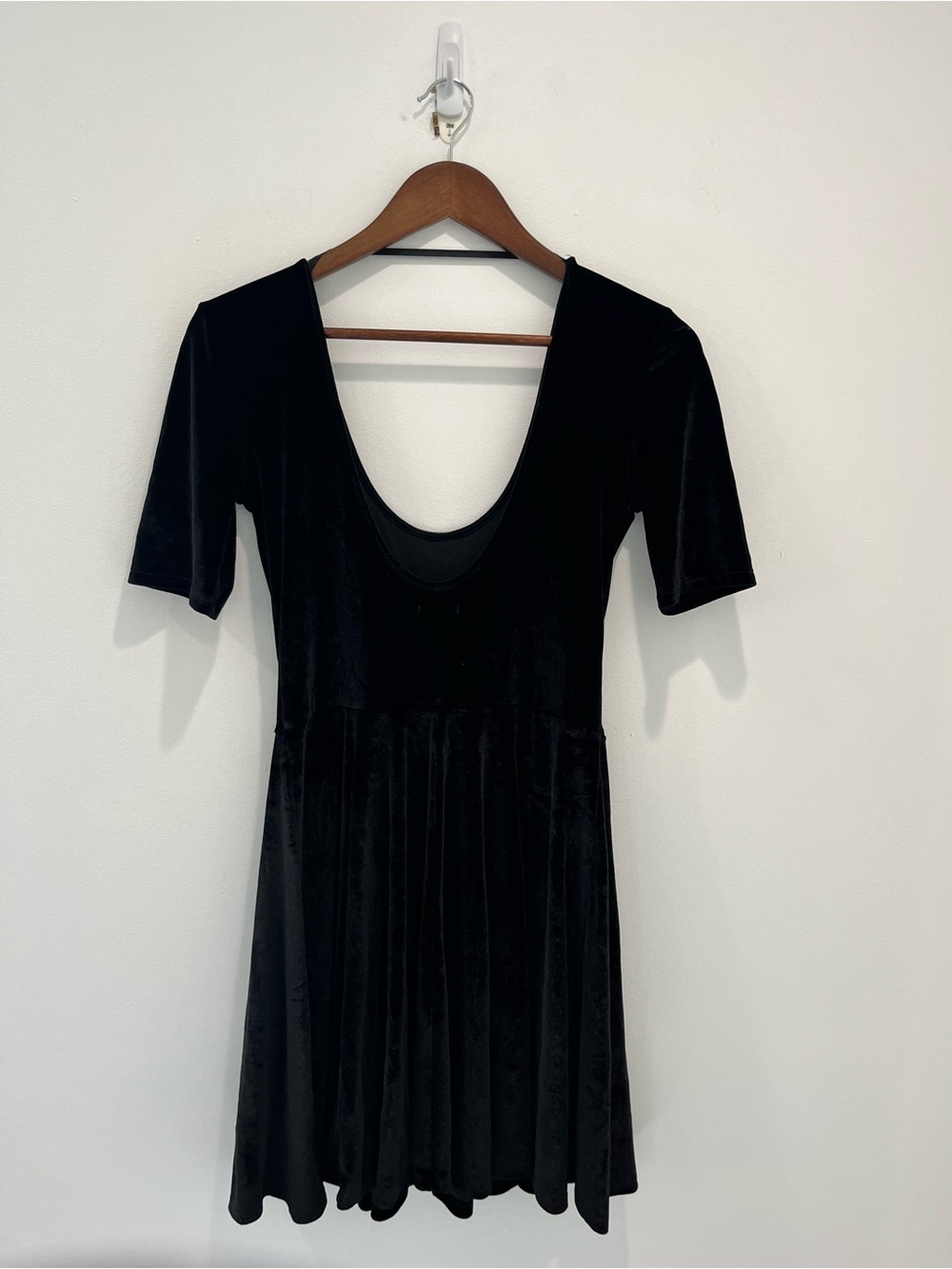 ANTHROPOLOGIE Kimchi Blue Black Velvet Short Sleeve Scoop Back Dress